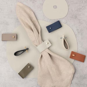 Anelli portatovaglioli in pelle con spillo in ottone, acciaio o legno I Colori nero, marrone, verde, blu, avorio, grigio, blu I Decorazione da tavola moderna