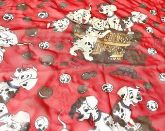 Peut inclure: Tissu rouge avec un motif répété de chiots dalmatiens et de taches noires et blanches. Les chiots dalmatiens sont dans diverses poses, certains jouent dans un seau.