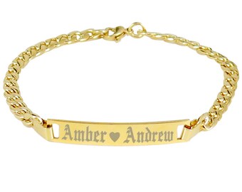 Puede incluir: Pulsera de cadena dorada con una placa de nombre personalizada que dice "Amber ♥ Andrew".