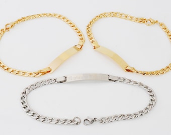 Puede incluir: Dos pulseras de cadena de oro con placas de nombre grabadas y una pulsera de cadena de plata con una placa de nombre grabada. Las placas llevan los nombres "Amber" y "Andrew".