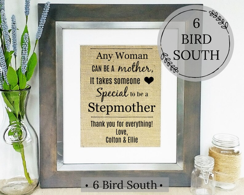 Puede incluir: Una impresi&oacute;n enmarcada en tela de arpillera con el texto "Any Woman Can Be A Mother, It Takes Someone Special To Be A Stepmother. Thank You For Everything! Love, Colton & Ellie." El marco es de madera marr&oacute;n con un paspart&uacute; plateado. La impresi&oacute;n es de 6 Bird South.