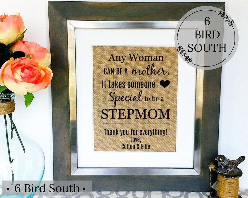 Puede incluir: Una impresi&oacute;n enmarcada en tela de arpillera con el texto "Any Woman Can Be A Mother, It Takes Someone Special To Be A Stepmom". El texto es negro y el fondo es marr&oacute;n claro. La impresi&oacute;n tambi&eacute;n incluye el texto "Thank You For Everything! Love, Colton & Ellie".