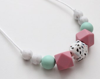 Collana infermieristica in silicone, collana allattamento al seno, collana sensoriale, collana Fiddle, regalo New Mum, collana Mama, Mint, Terrazzo, Blush