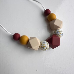 Silicone Nursing Necklace: Floral & Beige Sensory Fiddle Necklace 画像 5