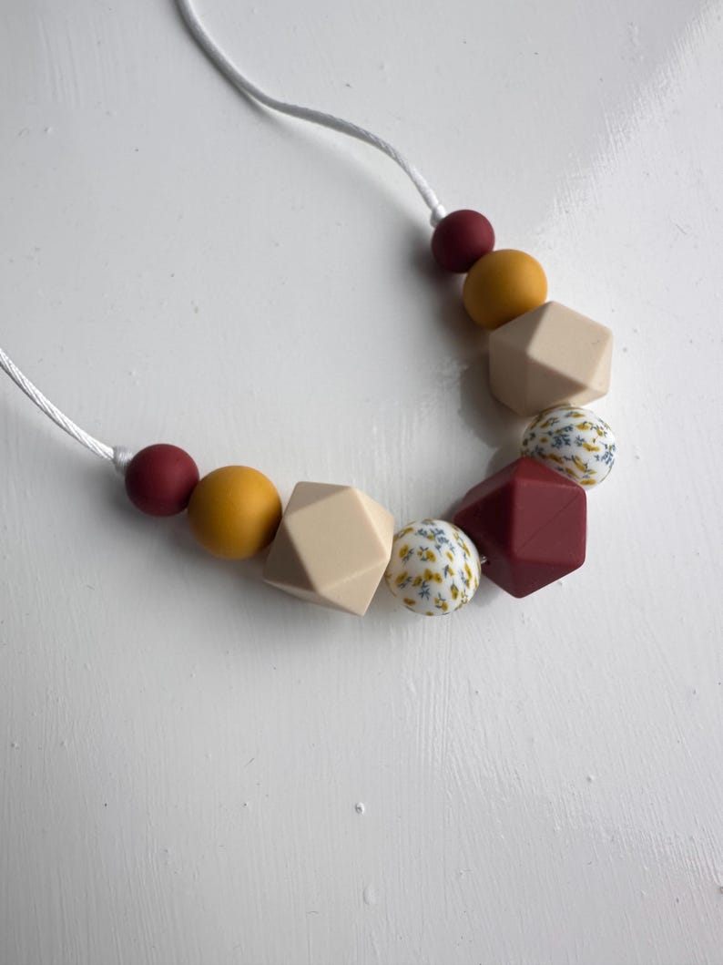 Silicone Nursing Necklace: Floral & Beige Sensory Fiddle Necklace 画像 5