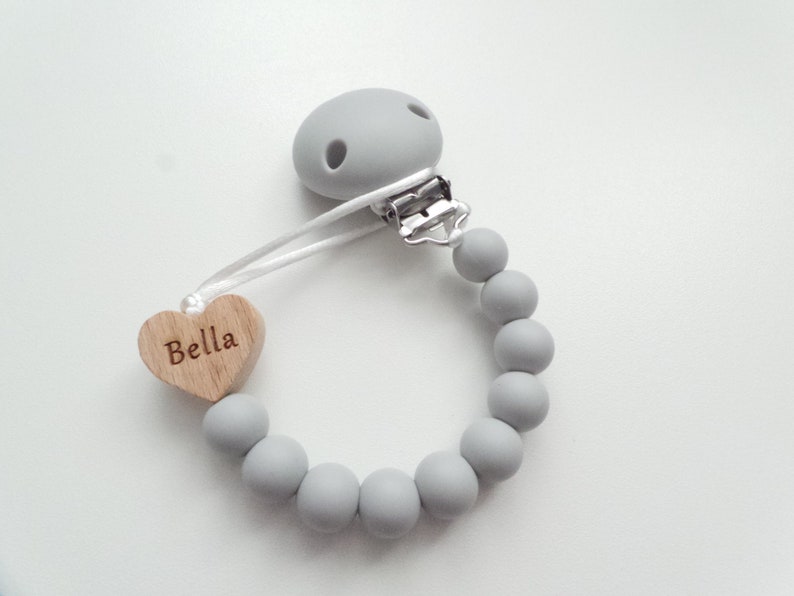 Personalisierter Herz Schnullerclip, gravierter Name, Schnullerhalter, Schnullerclip, Silikon Schnullerclip, Schnullerhalter, Baby-Duschegeschenk Light Grey