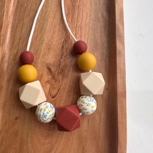 Silicone Nursing Necklace: Floral & Beige Sensory Fiddle Necklace 画像 4