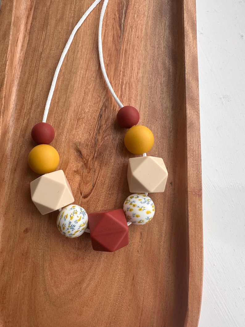 Silicone Nursing Necklace: Floral & Beige Sensory Fiddle Necklace 画像 4