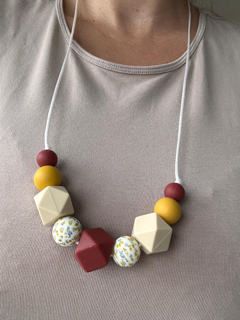 Silicone Nursing Necklace: Floral & Beige Sensory Fiddle Necklace 画像 2