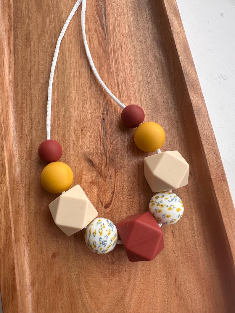 Silicone Nursing Necklace: Floral & Beige Sensory Fiddle Necklace 画像 1