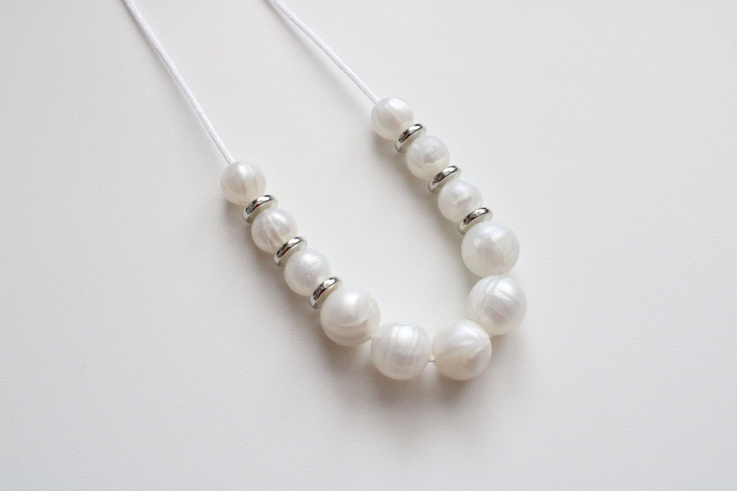 Silicone Nursing necklace, White Pearl Breastfeeding necklace, Sensory necklace, Fiddle necklace, New Mum gift, Mama necklace