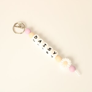 Back to school Personalised Keyring, daisy Beaded Keyring, Flower Key tag, Name tag, Teacher Gift, Floral beads White flower