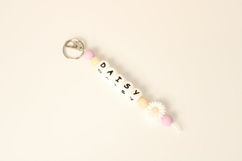 Back to school Personalised Keyring, daisy Beaded Keyring, Flower Key tag, Name tag, Teacher Gift, Floral beads White flower