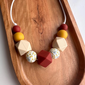 Silicone Nursing Necklace: Floral & Beige Sensory Fiddle Necklace 画像 3