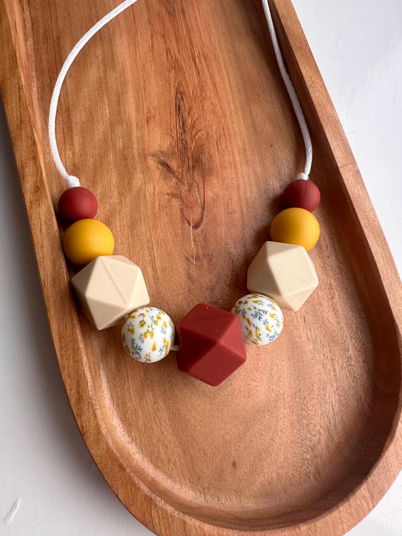 Silicone Nursing Necklace: Floral & Beige Sensory Fiddle Necklace 画像 3