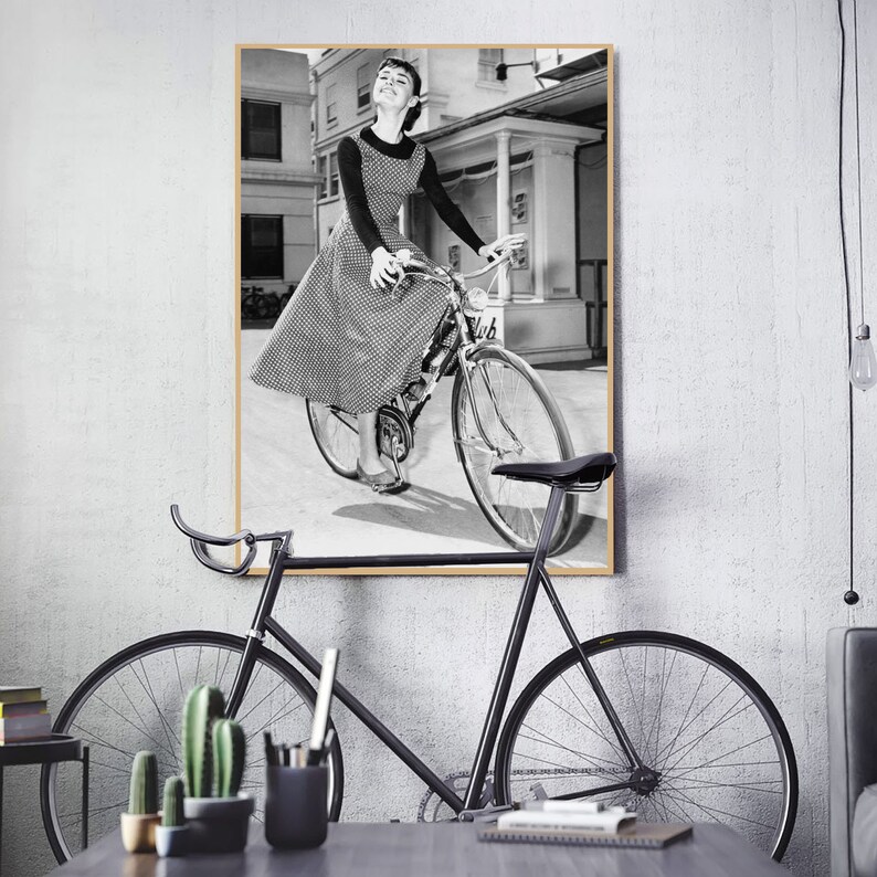 audrey hepburn in bicicletta