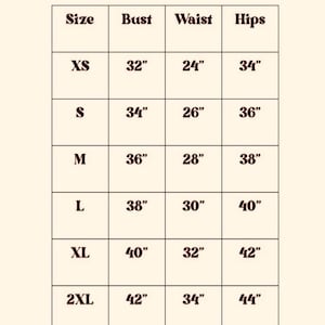Puede incluir: Una tabla de gu&iacute;a de tallas con el texto "Size guide" en escritura granate. La tabla enumera las tallas XS a 3XL, con medidas de busto, cintura y cadera en pulgadas. El fondo es de color beige claro.