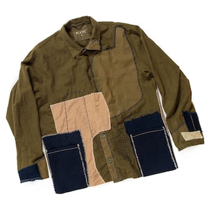 Puede incluir: Una chaqueta de patchwork verde, marrón y azul con cierre de botones y múltiples bolsillos. La chaqueta tiene una etiqueta que dice "Platie" en el lado izquierdo del cuello.