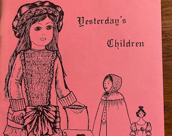 Pode incluir: Um livreto rosa com o título "Yesterday's Children" em escrita preta. A capa apresenta ilustrações em preto e branco de quatro bonecas, uma em cadeira de rodas, uma com um vestido longo, uma com um vestido curto e uma com um casaco comprido.