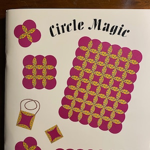 Puede incluir: Plantilla de acrílico Circle Magic con instrucciones ilustradas para hacer una variedad de proyectos, incluyendo posavasos, calentadores, manteles individuales, caminos de mesa, edredones para cuna, almohadas y carteras. La plantilla presenta un diseño floral rosa y amarillo.