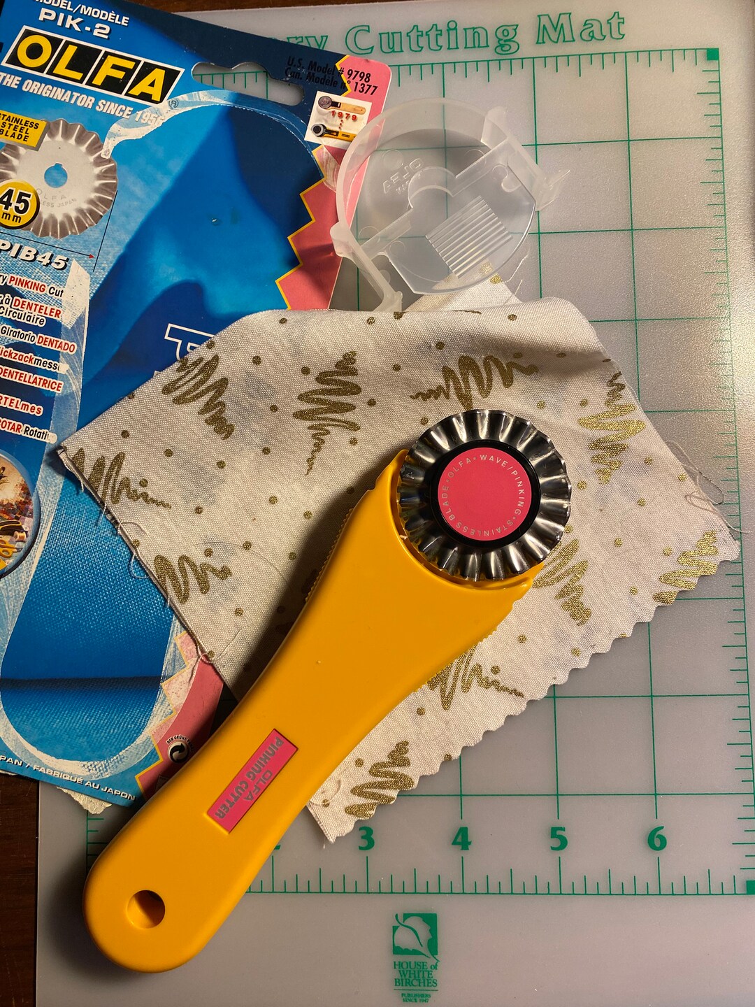 Olfa PIK2 45mm Rotary Pinking Cutting W/cutting Mat Round Blade Sewing