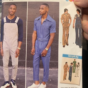 Pode incluir: Um padrão de costura vintage intitulado "Mimic Style" com ilustrações de macacões e macacões para homens. O padrão inclui informações de tamanho e o logotipo Simplicity. A imagem também inclui o texto "Veja dicas no vídeo sobre como obter a perna mais fina."