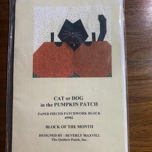 Cat or Dog in the Pumpkin Patch - Paper Pieced Patchwork Quilt Pattern - Beverly Maxvill - 2004 - Quilters Patch
