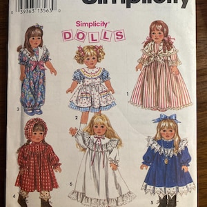 Puede incluir: Un patrón Simplicity vintage para muñecas, con ilustraciones de seis diseños de muñecas diferentes. La portada del patrón muestra la palabra "Simplicity" en letras grandes y en negrita, con la palabra "DOLLS" en una fuente rosa y juguetona. El número de patrón es 8211.