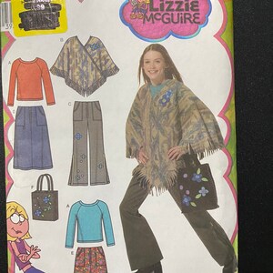 Lizzy McGuire barn-/flickoutfit - kjol, byxor, poncho, topp och tygväska. Simplicity 4897 mönster. oklippt storlek 8 till 16 - 2004