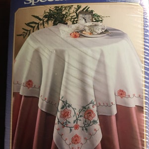 Bucilla - Tovaglia con bordo fiorentino #63344 - Punto croce contato: prestampato 40" x 40" (1992). Nuova tovaglia floreale / floreale