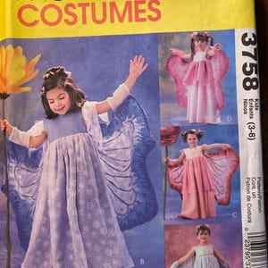 Peut inclure: Un patron de couture McCall's Costumes pour enfants, pour des costumes de papillon. Le patron propose plusieurs modèles, notamment des robes avec des ailes attachées. La couverture montre des enfants portant les costumes, avec le numéro de modèle 3758.