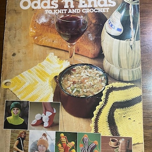 Odds n Ends Sticka / Virka - Golfklubbskydd, Underlägg, Väska, Mössa, Tofflor - 1977 - Leisure Arts 99 - Grytlappar