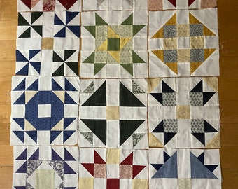 Variedad de bloques: 12 bloques de tela para patchwork de 25 cm de fondo beige con rojo, verde, azul y amarillo.