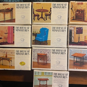 Puede incluir: Una colección de kits de muebles en miniatura de "The House of Miniatures". Las cajas presentan ilustraciones de mesas, sillas y soportes, con texto que indica la escala y los componentes. Los kits incluyen piezas de madera mecanizadas con precisión sin montar.