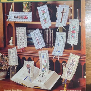Between The Pages - bladwijzer kruissteekkaart - Nancy Klipfel - schattig klein gemakkelijk / snel - bloemen, alfabet, christelijk, trein, afgestudeerd