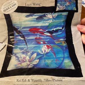 Kit de imagen de bordado de punto de cruz de pez koi y nenúfar (14&quot; x 14&quot;) - Candamar Designs 51420 - Lucy Wang