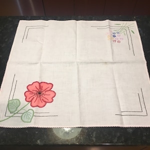 Mano bordada Vintage TABLE CLOTH / COVER - 17&quot; x 19&quot; lino blanco con flores bordadas - púrpura / rosa / azul / amarillo
