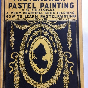 Puede incluir: Una portada de libro vintage con un diseño dorado y negro. El título es "The Teacher of Pastel Painting" por D.M. Campana. La portada presenta una silueta de una mujer en un marco decorativo.