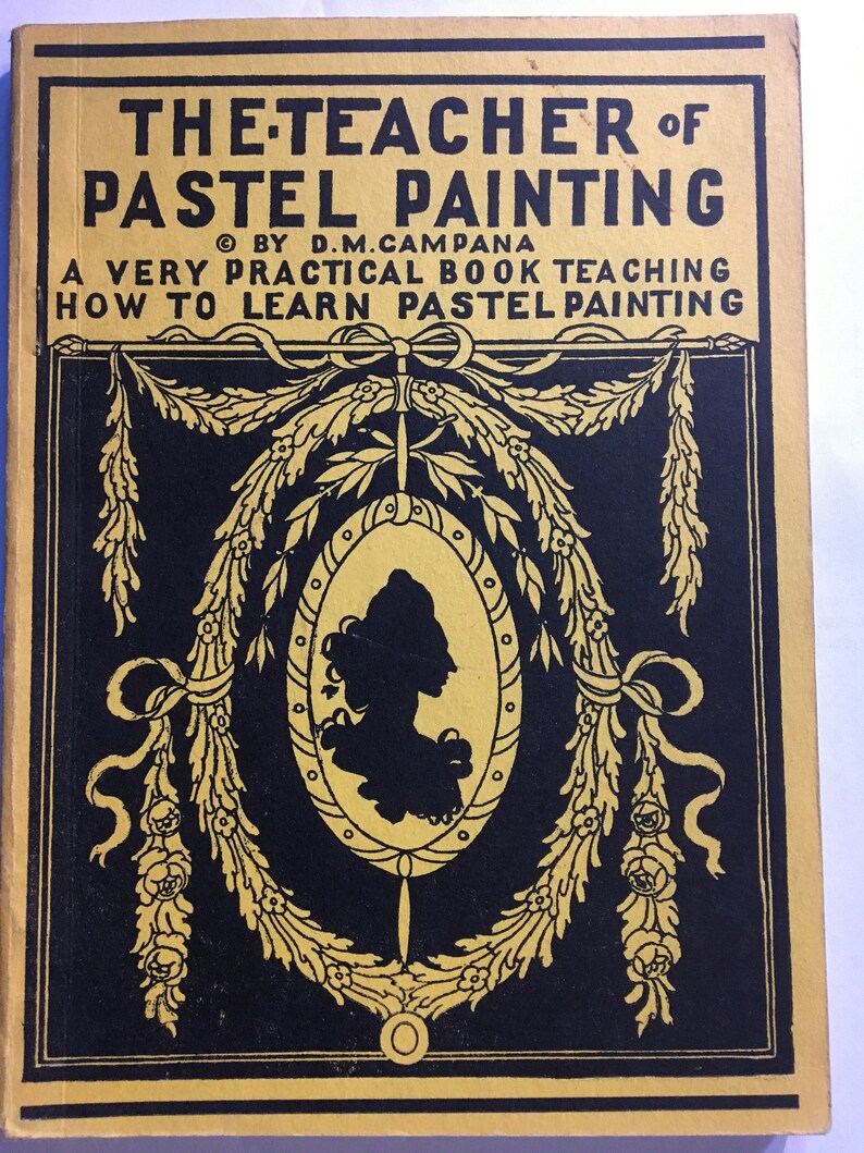K&ouml;nnte beinhalten: Ein Vintage-Buchcover mit einem gold-schwarzen Design. Der Titel lautet "The Teacher of Pastel Painting" von D.M. Campana. Das Cover zeigt eine Silhouette einer Frau in einem dekorativen Rahmen.
