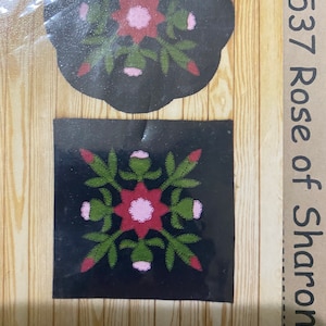 Motif de courtepointe appliqué Rose de Sharon, - Little Bits - breloques faites maison 2003 - dessus de table ou coussin de 34 po.
