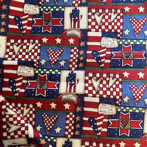 Könnte beinhalten: Ein patriotischer Stoff mit einem Patchwork-Design in Rot, Weiß und Blau. Das Design umfasst Sterne, Herzen, Flaggen und die Texte "Liberty" und "the Free and the Brave". Geeignet für verschiedene Bastelprojekte.