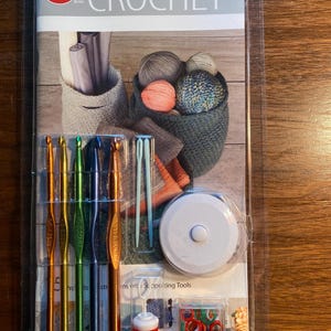 Peut inclure: Kit de crochet avec le titre "J'ai appris à crocheter tout seul" et le logo Boye. Le kit comprend six crochets à crochet, un mètre ruban, des marqueurs de points et une aiguille à laine.