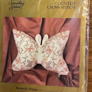 Kit de ALMOHADA de bordado de punto de cruz de mariposa (14&quot; x 18&quot;) - Candamar Designs 50564 - Nuevo kit de costura Vintage - Algo especial
