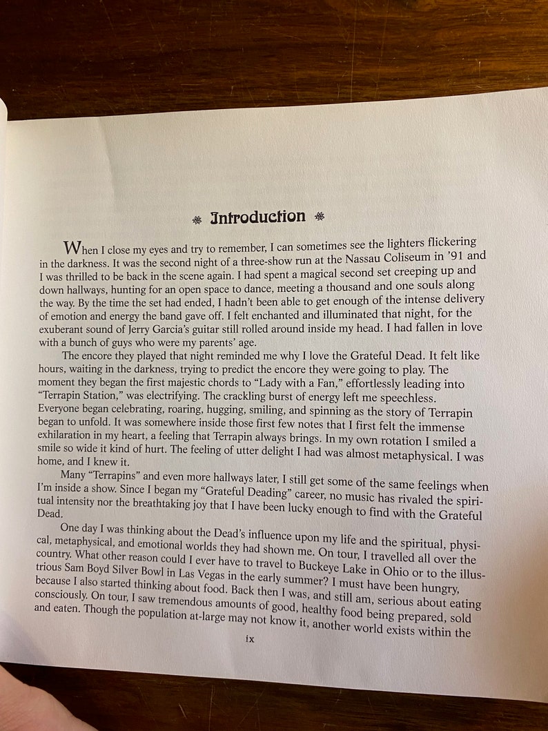 Puede incluir: Una portada de libro con una foto en blanco y negro de una persona en un escenario con un micr&oacute;fono. El t&iacute;tulo del libro es "Introducci&oacute;n" y el texto de la portada describe la experiencia del autor en un concierto de Grateful Dead.