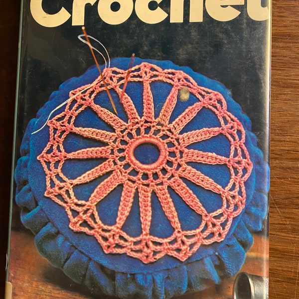 Livre complet de crochet - 1973 - Apprendre les bases - Leçons - Techniques - Guide avec projets - Chandails, afghans etc