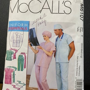 Peut inclure: Patron de couture McCall's pour un uniforme, comprenant un haut et un pantalon de couleur rose, un haut et un pantalon de couleur bleu et une blouse blanche. Le patron est disponible en tailles petite, moyenne et grande.