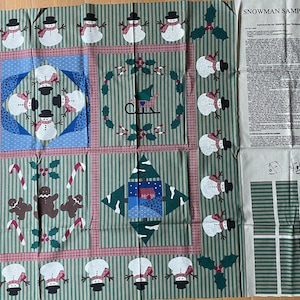 Echantillonneur de bonhommes de neige en hiver - 34 x 36 po. - Panneau en tissu pour accrocher au mur des courtepointes, des oreillers, etc. - Vert / Rouge