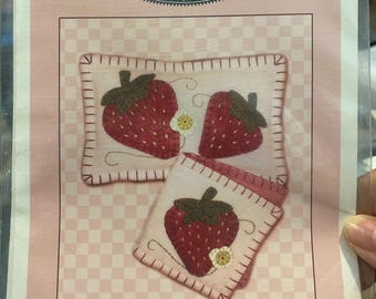 Doppelt süße Erdbeere Nadelkissen / Nadeldose - Quilt Soup - 2005 - Nadelkissen - Gefilzte Wolle - Muster