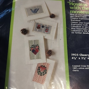 Noel / Alegría / Corazones / Paz / Feliz Fiesta - Contada Cross Stitch Christmas CARD Kit: conjunto de 4 Expresiones Creativas #7923 Saludos Alegres