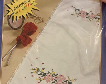 Hartriegel Blüten Floral / Blumenschmuck Schal / Tischläufer Bereit zum Kreuzstich - Bucilla 63320 PreStamped Bereit zum Sticken - Neue 1992